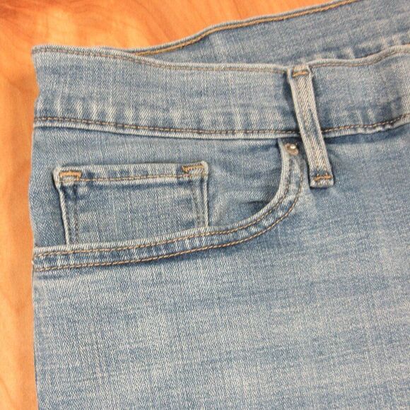 LEVI'S Classic Bermuda Denim Jean SHORTS Womens Size 32 Capri Skimmer Light Wash - Picture 3 of 13